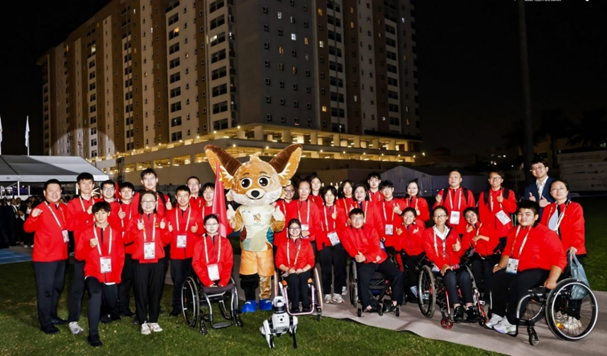 图为中国代表团合影